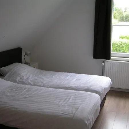 Vakantiehuis Spacious 10-person In Quiet *