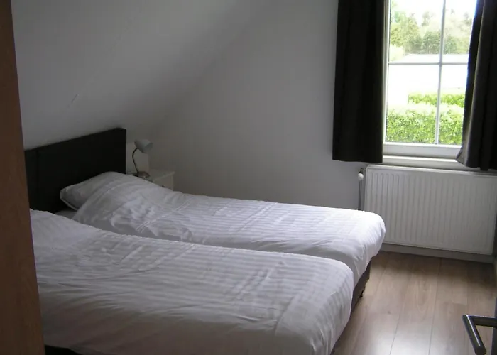 Vakantiehuis Spacious 10-person In Quiet Nr 722 *