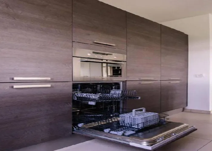 Spacious 10-person In Quiet