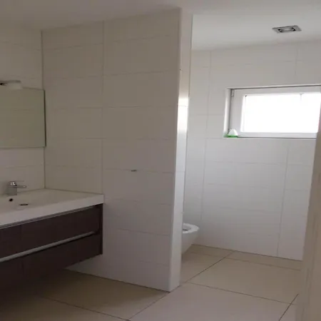 Spacious 10-person In Quiet *