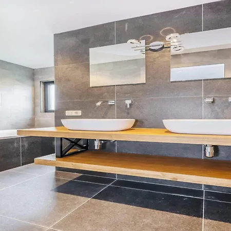 Дом отдыха Spacious For 10 Барле-Нассау